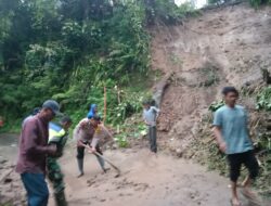 Gerak Cepat, TNI-Polri Di Aceh Tengah Bersihkan Tanah Longsor Yang Menutupi Akses Jalan
