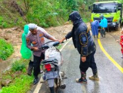 Tanggap Bencana Alam, Polisi Gerak Cepat Ke Lokasi Tanah Longsor Di Jalan Uning – Pamar