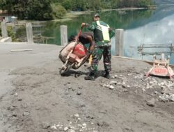 Tumbuhkan Rasa Kebersamaan, Babinsa Cor Halaman Rumah Warga