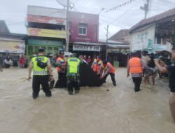 Brimob kompi 2   Batalyon B pelopor aramiah singap bantu korban banjir di desa pekan seruwey.