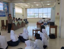 Kanit Bimas Polsek Karawaci Lakukan Edukasi di SMK Tangerang Global dalam Program Police Go to School