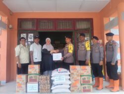 Brimob kompi 2 batalyon B pelopor aramiah turun langsung membantu warga yg terdampak banjir.