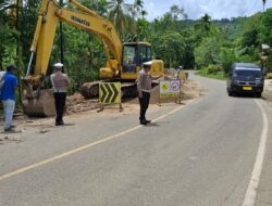 Satuan Polantas Polres Bireuen Melaksanakan Patroli di Beberapa Titik Rawan Longsor.