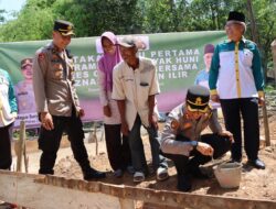 Kapolres Ogan Ilir AKBP Bagus Suryo Wibowo S.I.K Bersama Ketua BAZNAS Laksanakan Peletakan Batu Pertama Program Rumah Layak Huni