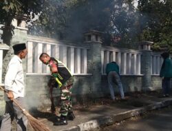Bersama Masyarakat, Babinsa Melaksanakan Karya Bakti Bersihkan Jalan