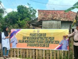 Bhabinkamtibmas Polsubsektor Lubuk Keliat Pasang Spanduk Pilkada Damai dan Sampaikan Himbauan Kamtibmas