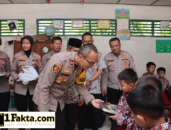 Polres OKI dan Pemda OKI Gelar Program Makan Siang Bergizi di SDN 5 Kayuagung