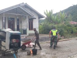 Babinsa Bersama Warga Berawang Dewal Kerja Bakti Perbaikan Jalan Desa. 