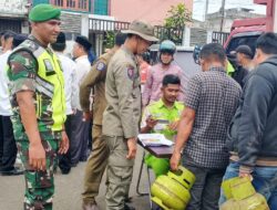 Demi Menjamin Ketersediaan Gas Lpg 3 Kg Babinsa Melaksanakan Pendampingan Penyaluran Tabung Gas Lpg 3 Kg Bersubsidi Di Desa Kemili Kec. Bebesen Kab.Aceh Tengah. 