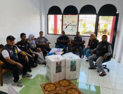 Serah Terima Logistik Pemilu dari Panitia Pemungutan Suara Kelurahan Cipocok Jaya Kepada Ketua KPPS TPS Khusus Lapas Kelas IIA Serang