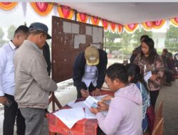 Bupati Humbahas Gunakan Hak Pilih di Desa Pakkat Kecamatan Doloksanggul. 