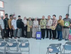 Sebagai Desa Lokus Stunting, Pj. Sekda Riswandika Putra Serahkan BKB KIT Kepada Desa Bandar Lampahan.