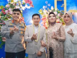Bentuk Perhatian Pimpinan Terhadap Anggotanya:Kabidhumas Polda Sumsel Beserta Istri Hadiri Pernikahan Personelnya