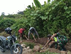 Babinsa Bersama Warga Laksanakan Karya Bakti Penggalian Lobang Untuk Pemasangan Pipa Air Bersih di Kampung Tapak Moge