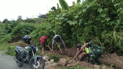 Babinsa Bersama Warga Laksanakan Karya Bakti Penggalian Lobang Untuk Pemasangan Pipa Air Bersih di Kampung Tapak Moge