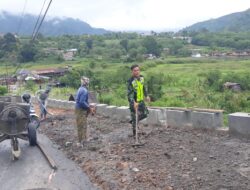 Bersama Warga, Babinsa Kerja Bakti Di Pinggir Jalan Utama