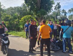 Korban Laka Lantas di Desa Birem Rayeuk, Aceh Timur ,Brimob Kompi 2 Batalyon B pelopor melakukan evakuasi