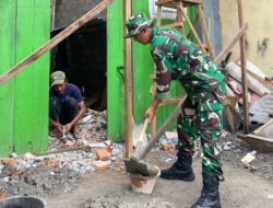 Kedekatan Nyata, Babinsa Koramil 02/Bebesen Bantu Warga Bangun Rumah Di Desa Binaan.