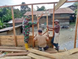 Wujudkan Manunggal Tni-rakyat, Babinsa Koramil 02/Bebesen Bantu Warga Bangun Rumah.