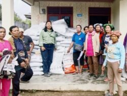 PT, TPL Berikan Bantuan Pupuk 3.750 Kg di Desa Aek Raja. 