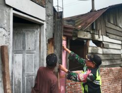 Selalu Ada Bersama Rakyat, Babinsa Bantu Pemasangan Papan Cor Tiang Beton Rumah Warga