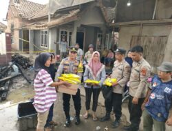 Korban Kebakaran Terima Bantuan Sembako Dari Kepolisian