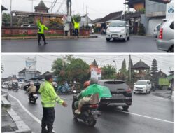 Hujan Tak Surutkan Semangat Personil Polsek Abiansemal Dalam Pengaturan Lalu Lintas Titik Rawan Kemacetan