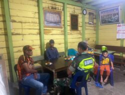 Ciptakan Kamtibmas, Babinsa Melaksanakan Komsos dengan Warga Desa Binaan. 