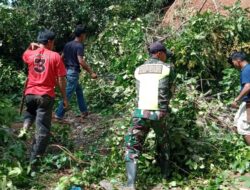 Babinsa Kodim 0106/Ateng Bersama Masyarakat Evakuasi Jalan Tertutup Longsor