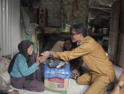 PJ walikota langsa.menyerahkan bantuan sembako  dan santunan kepada keluarga sakit menua.