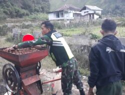 Tingkatkan Perekonomian Masyarakat, Babinsa Bantu Warga Giling Kopi. 