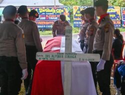 Wakil Bupati Humbang Hasundutan bersama Kapolres Humbang Hasundutan memberikan penghormatan terakhir kepada Almarhum Irjen Pol Alpiner Sinaga