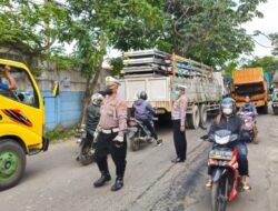 Kanit Lantas Polsek Neglasari Dengan sigap Gatur arus Lalu Lintas Akibat Mobil truk Mogok di Jalan Iskandar muda Neglasari