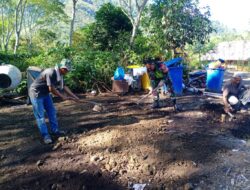 Mencegah Banjir, Babinsa Bantu Warga Meratakan Halaman Rumah.