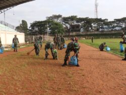 Ciptakan Kebersihan Lingkungan, Anggota Kodim 0106/Aceh Tengah Melaksanakan Karya Bakti Bersihkan Lapangan Musara Alun