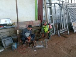 Babinsa Komssos Dengan Tukang Bengkel Las Di Wilayah Binaan.