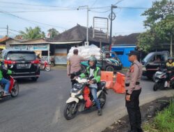 Tidak Kenal Lelah, Personil Polsek Abiansemal Berikan Pelayanan Prima Saat Libur Panjang.