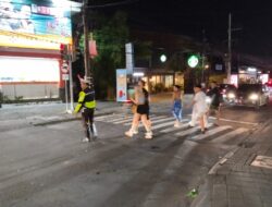 Hindari Kecelakaan Bripka Herman Atmaja Sebrangkan Pejakan Kaki Di Simpang Lio