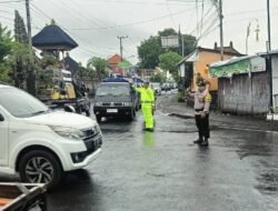 Diguyur Hujan, Personil Polsek Abiansemal Tetap Atur Arus Lalu Lintas