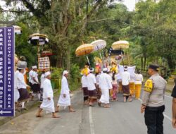 Hadir Di Tengah Masyarakat, Bhabinkamtibmas Desa Selat Atensi Giat Upacara Melasti