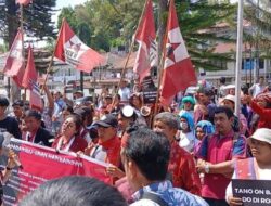 Warga Bersama Mahasiswa lakukan Unjuk Rasa Menuntut Agar PT. TPL Ditutup.
