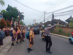 Bubaran Anak Sekolah, Personil Polsek Bangli Laksanakan Pengaturan Di Depan SMP N 1 Bangli