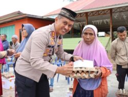 Polres Aceh Tengah Peduli, Kapolres Salurkan 20 Paket Sembako Dan Tali Asih Ke Warga Di Kecamatan Ketol