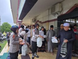 Dalam Rangka Juma’at Berkah:Personel Bidpropam Polda Sumsel Giat Sosial Bagikan Nasi Kotak dan Sembako Kepada Jemaah