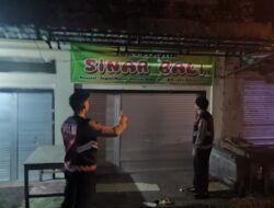 Antisipasi Gangguan Kamtibmas, Personil Samapta Polres Bangli Lakukan Patroli Malam di Areal Pertokoan Pasar Kidul Bangli.