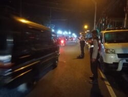 Berikan Rasa Aman, Patroli Samapta Polsek Abiansemal Atensi Arus Lalu Lintas Depan Pasar Blahkiuh