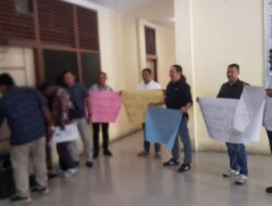 “Ruang Ketua Disegel,Anggota Berompak Desak Melvita Turun Gara-Gara Apbk 2025 Terlanjur Macet!”