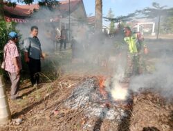 Babinsa Bersama Perangkat Desa Kerja Bakti Bersihkan Kantor Desa