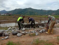 Wujud Kebersama, Babinsa Bantu Bangun Pondasi Rumah Warga