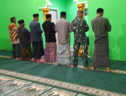 Pererat Kebersamaan, Babinsa Koramil 06/Jagong Sholat Subuh Berjamaah dengan Warga